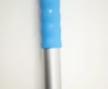 Kij aluminiowy Salmon Hillbrush ALH15B o długości 700 mm, w kolorze niebieskim, zbliżenie na łączenie rękojeści z częścią aluminiową