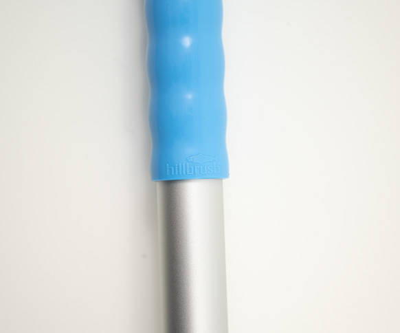 Kij aluminiowy Salmon Hillbrush ALH15B o długości 700 mm, w kolorze niebieskim, zbliżenie na łączenie rękojeści z częścią aluminiową
