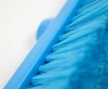 Miotła do zamiatania Salmon Hillbrush B1657B o długości 500 mm, ze średniej twardości włosiem, w kolorze niebieskim, widok na mocowanie włosia
