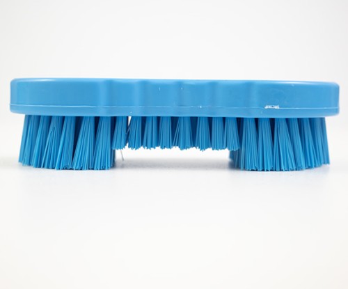 Szczotka ręczna Salmon Hillbrush ST5B z miękko-twardym włosiem, o długości  210 mm, w kolorze niebieskim. Widok boczny prezentujący dwa rodzaje włosie, o dwóch różnych długościach.
