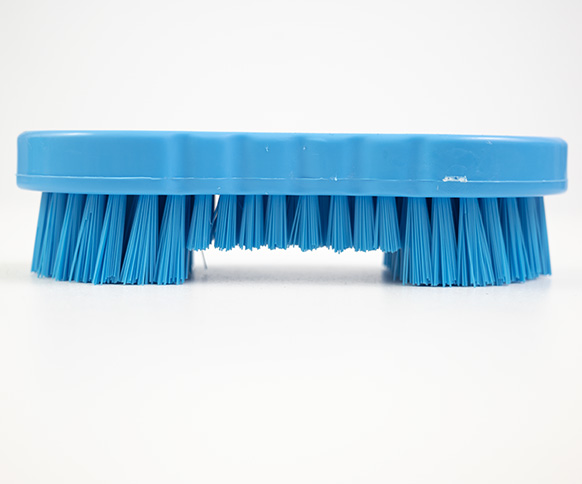 Szczotka ręczna Salmon Hillbrush ST5B z miękko-twardym włosiem, o długości  210 mm, w kolorze niebieskim. Widok boczny prezentujący dwa rodzaje włosie, o dwóch różnych długościach.