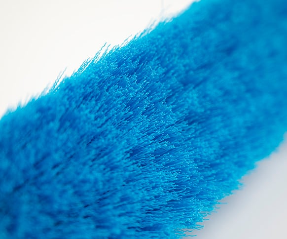 Miotła do zamiatania Salmon Hillbrush B849B z miękkim włosiem, o długości 305 mm, w kolorze niebieskim, widok na gęstość włosia
