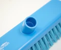 Miotła do zamiatania Salmon Hillbrush B993B ze średniej twardości włosiem, o długości 305 mm, w kolorze niebieskim, widok na gwint